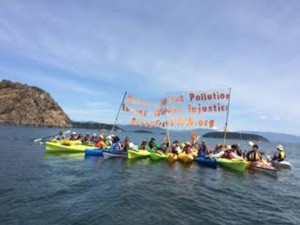 kayak banner unfurling